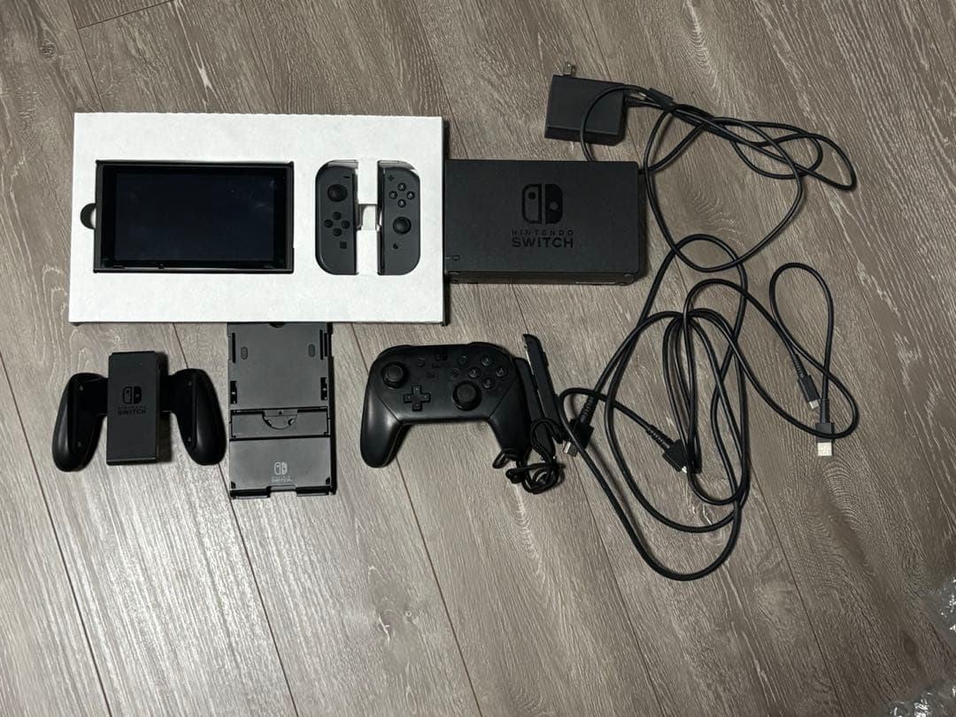 【美品】Nintendo Switch 本体 + プロコン+スタンド+ソフト3本