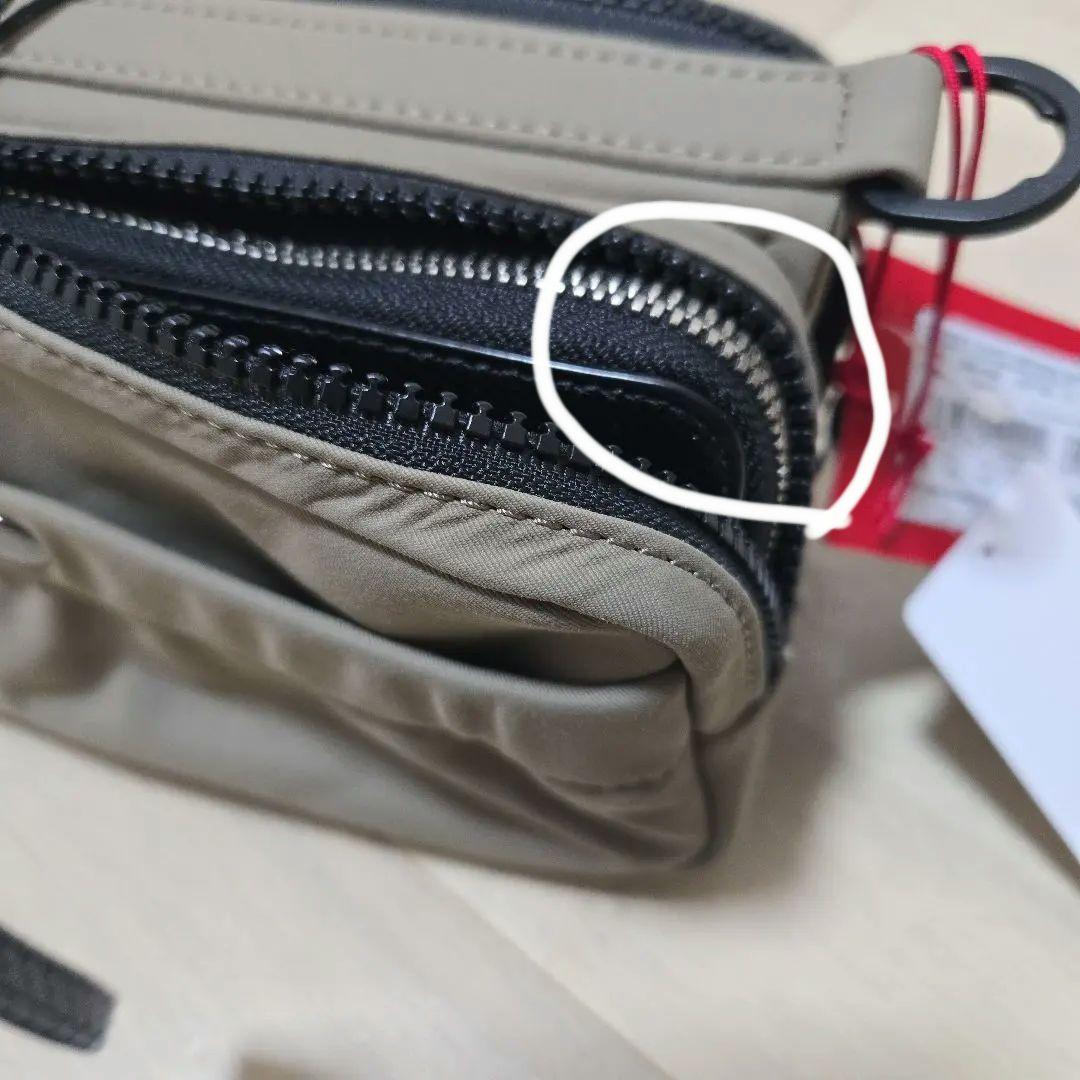 HUGO新品未使用 ベージュ フラップ付きバッグ