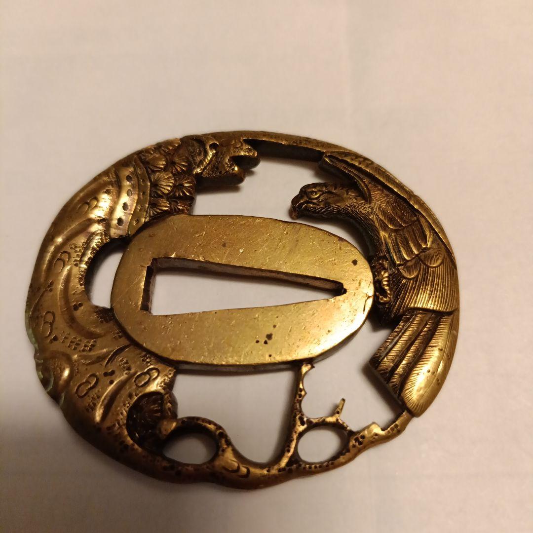 金色の波と鷹の鍔（つば）