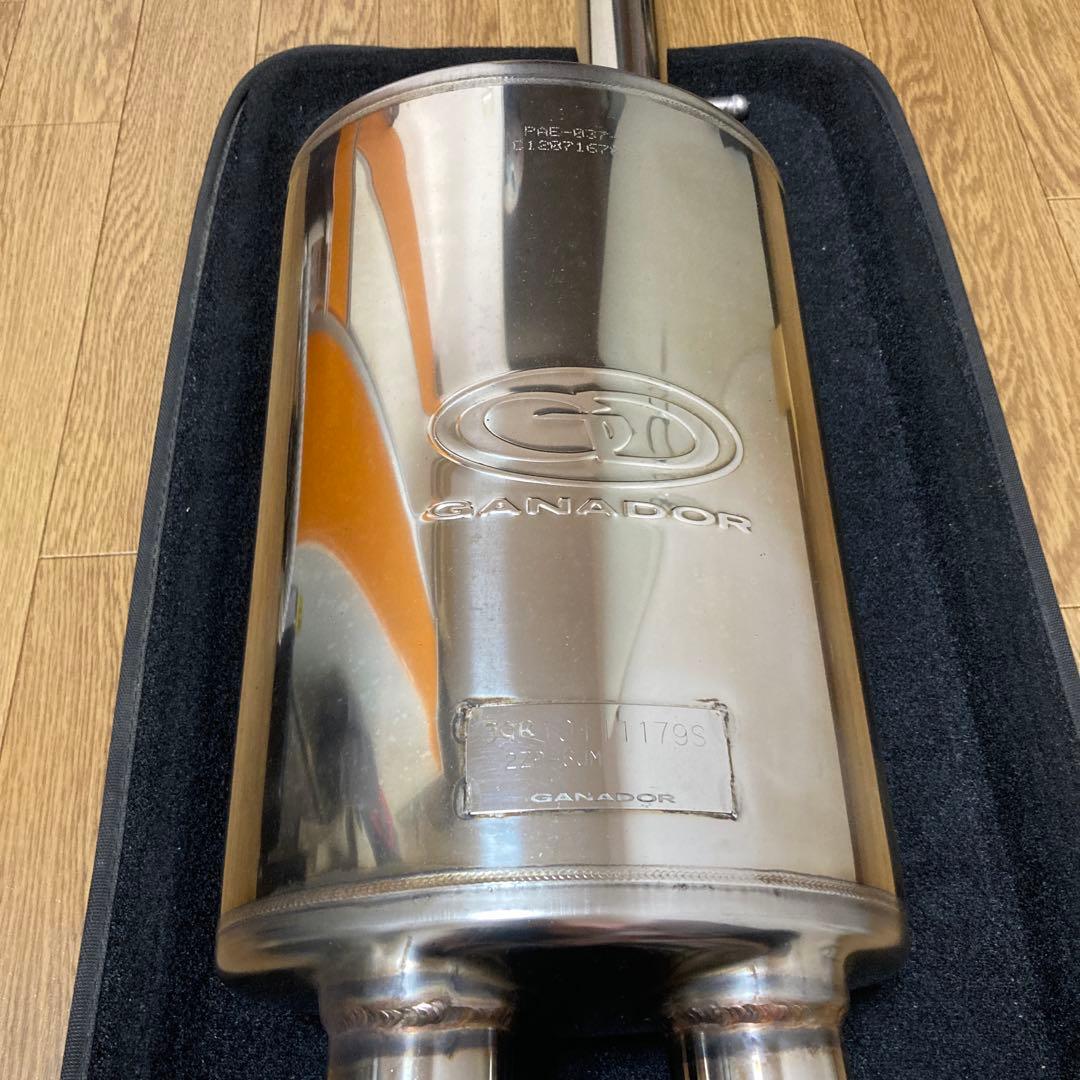 引取限定　プリウスα ガナドールマフラー