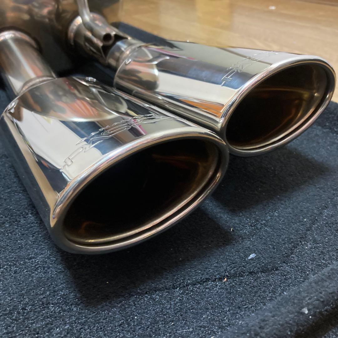 引取限定　プリウスα ガナドールマフラー