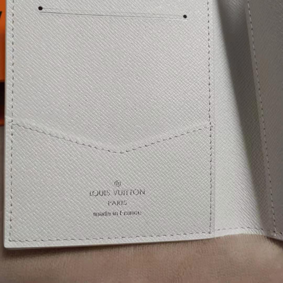 【美品】ルイヴィトン レザー パスポートケース ホワイト オリジナルボックス付属