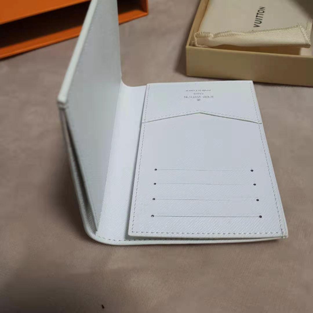 【美品】ルイヴィトン レザー パスポートケース ホワイト オリジナルボックス付属