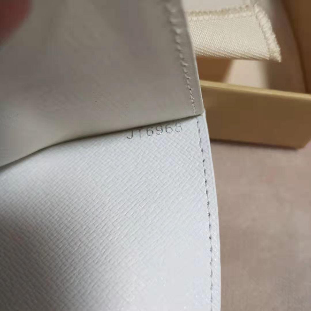 【美品】ルイヴィトン レザー パスポートケース ホワイト オリジナルボックス付属