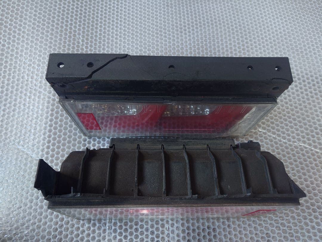 小糸　コイト　LEDテールレンズ　24V　破損品