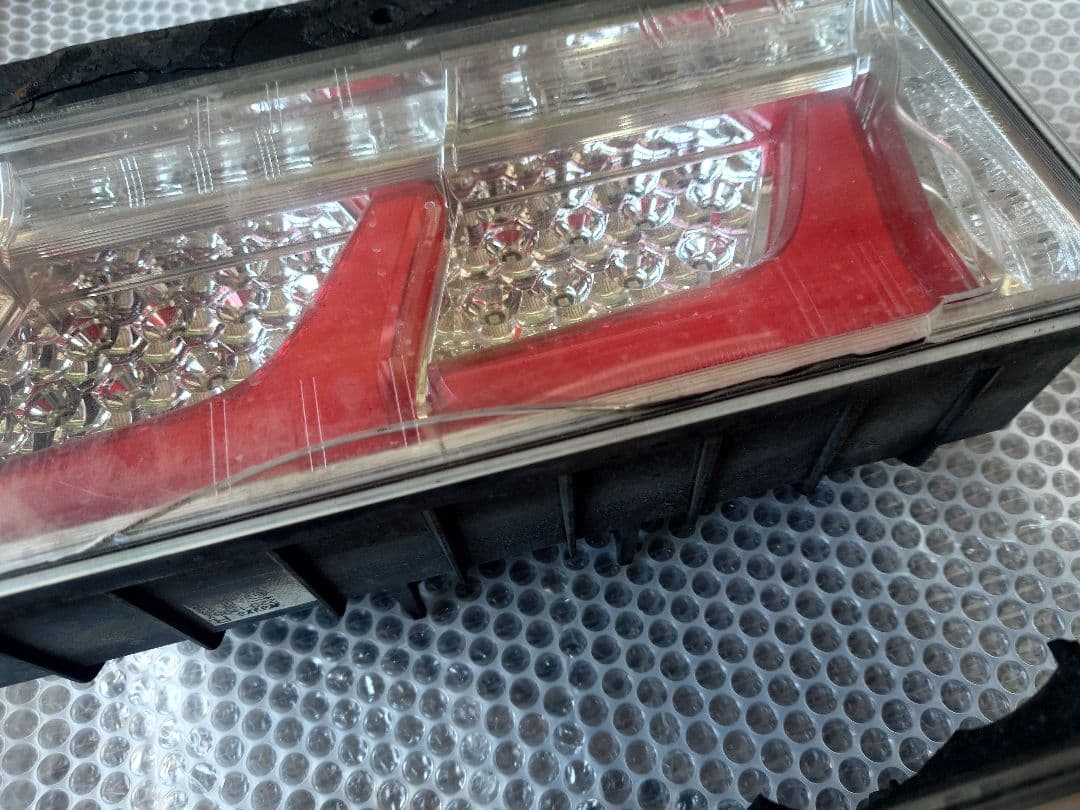 小糸　コイト　LEDテールレンズ　24V　破損品