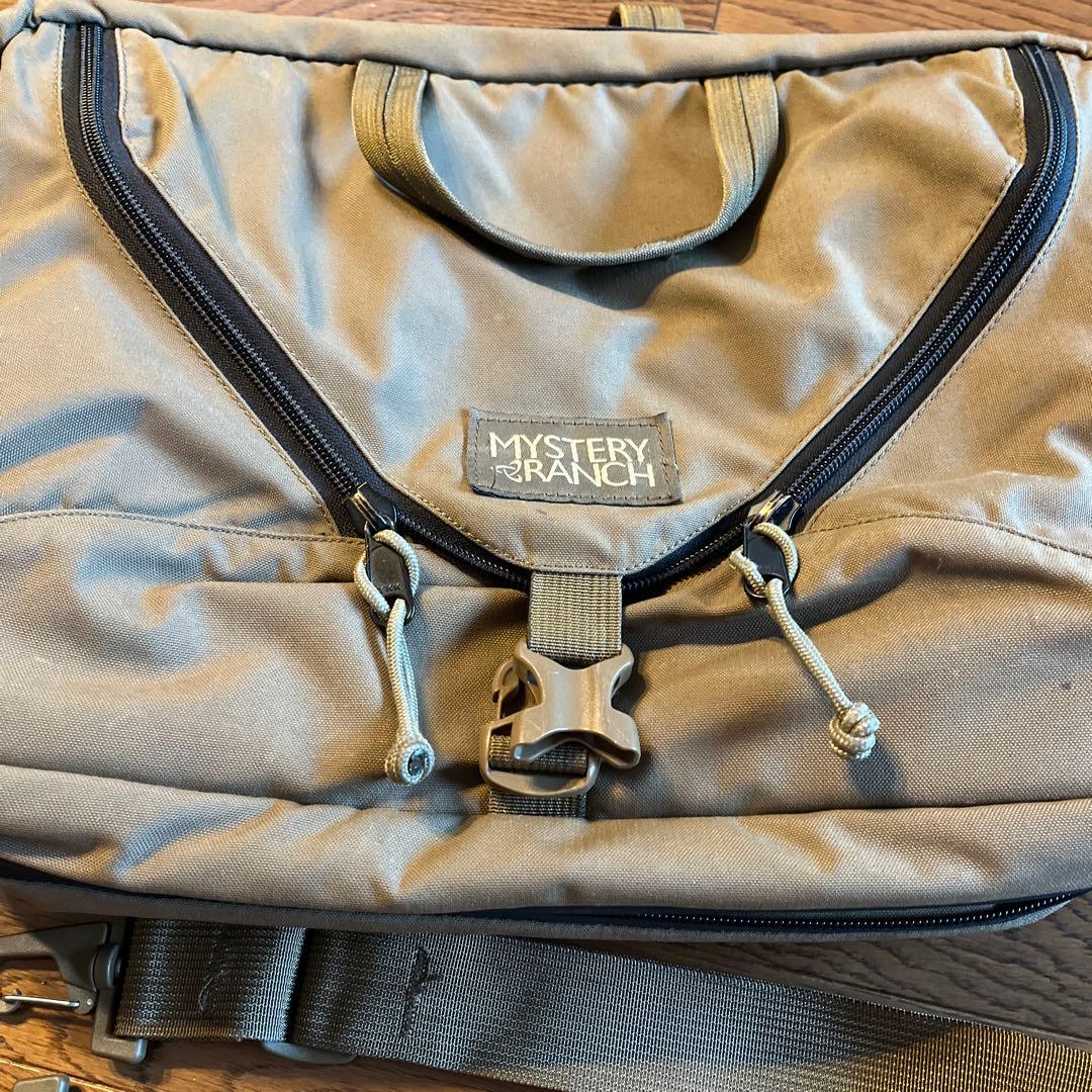 ミステリーランチ　ショルダーバッグ ベージュ　コヨーテ　スリーウェイ