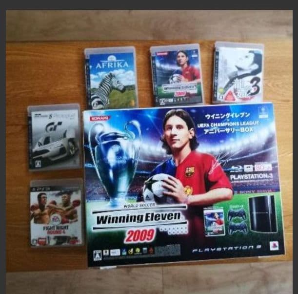 PS3 本体　
コントローラー2つ
ソフト6本