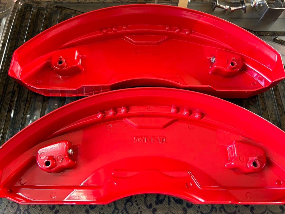  5シリーズ ブレーキキャリパー カバー赤取り付けステーネジ難あり