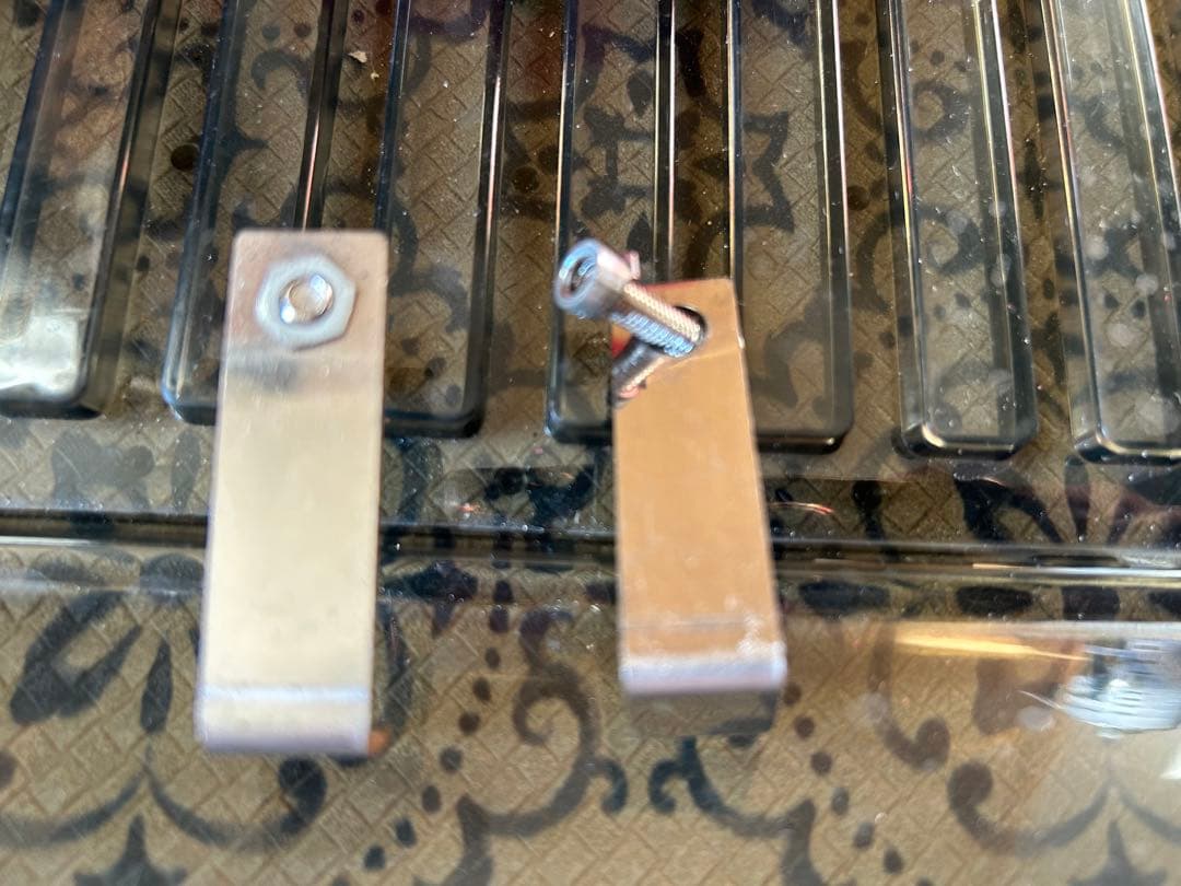  5シリーズ ブレーキキャリパー カバー赤取り付けステーネジ難あり