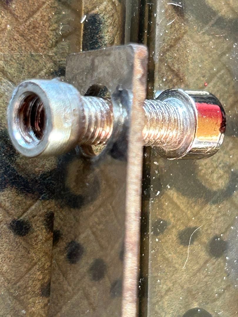  5シリーズ ブレーキキャリパー カバー赤取り付けステーネジ難あり