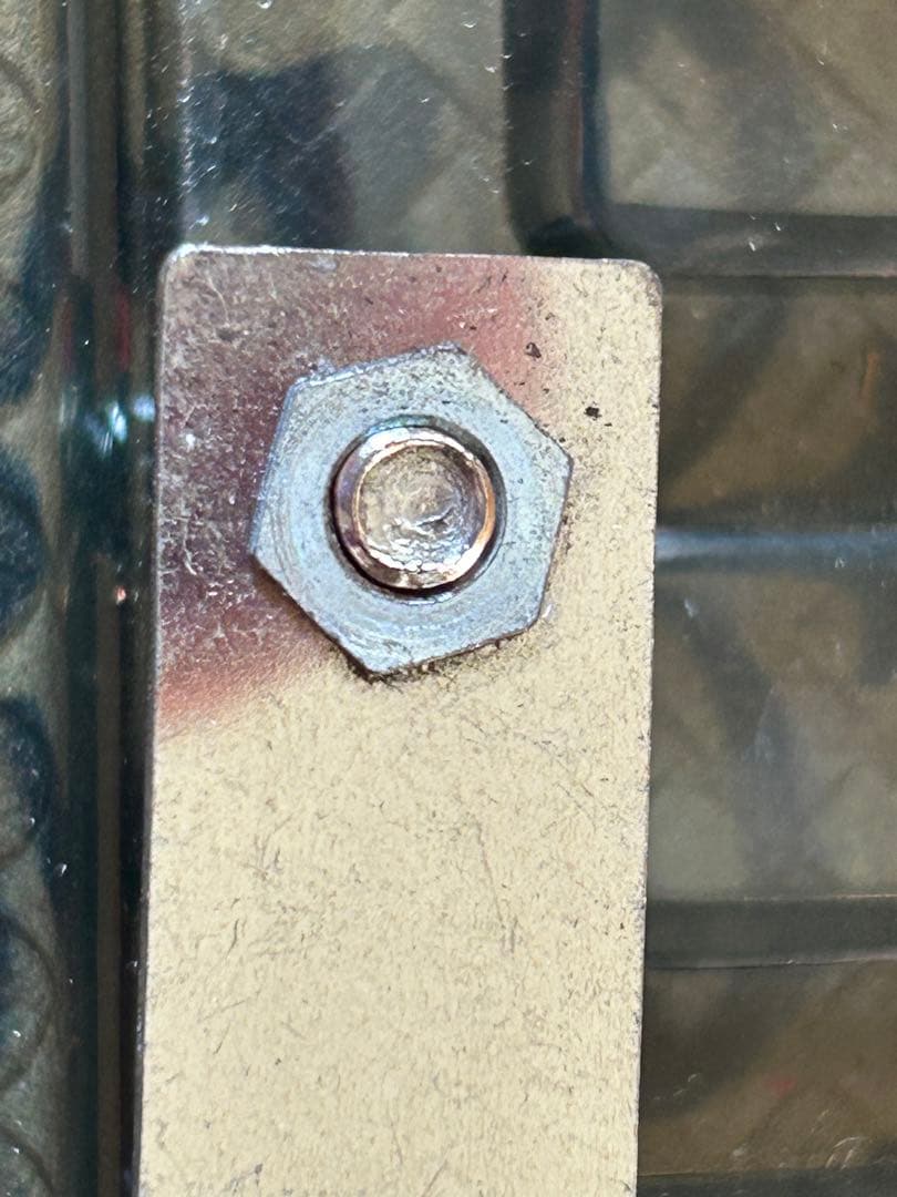  5シリーズ ブレーキキャリパー カバー赤取り付けステーネジ難あり