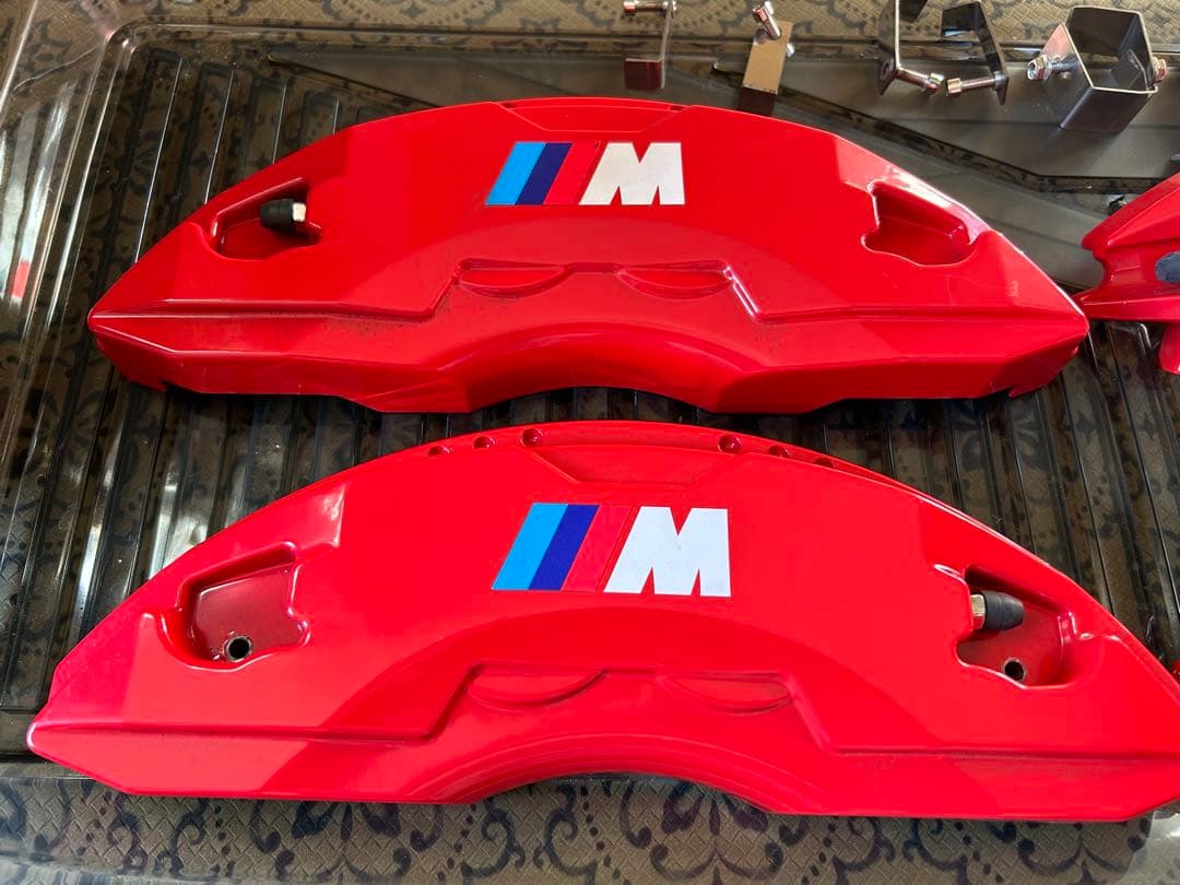  5シリーズ ブレーキキャリパー カバー赤取り付けステーネジ難あり