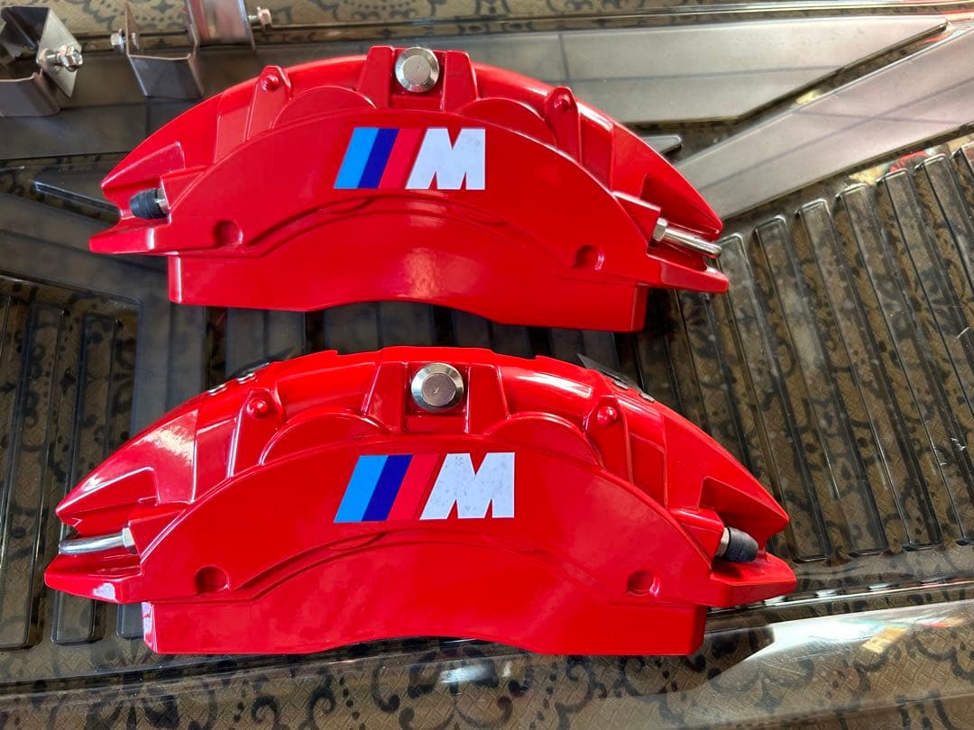  5シリーズ ブレーキキャリパー カバー赤取り付けステーネジ難あり