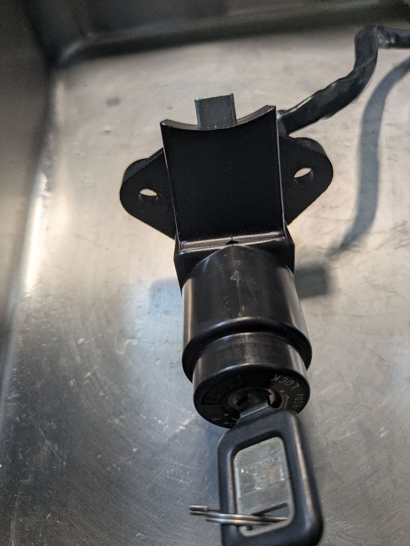 ゼファー400純正メーター　キーシリンダーセット　 メーター タコメーター