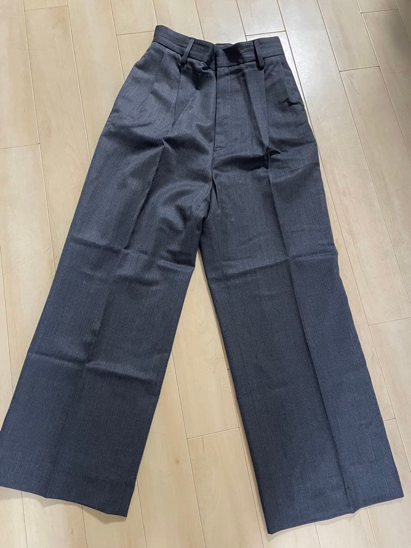 WOOL SERGEタックパンツ グレー　美品