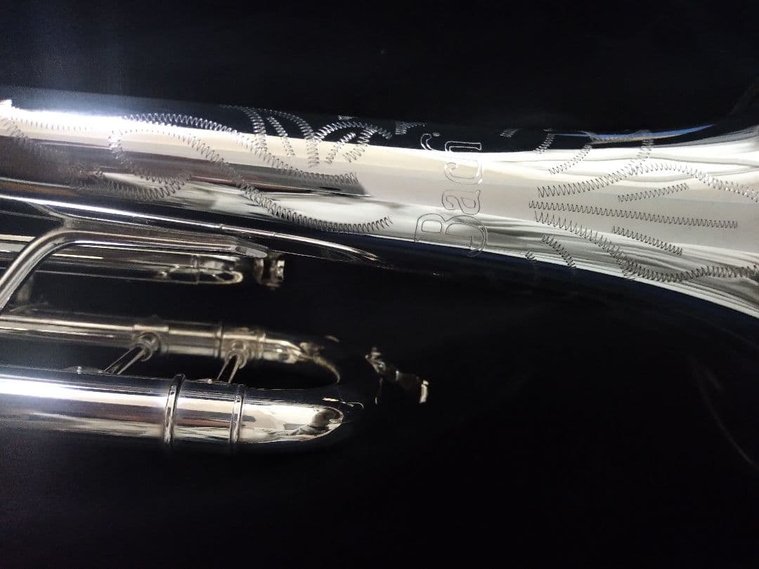 トランペット BACH　ケース・マウスピース・教本付き