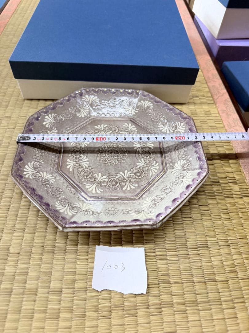八角形の花柄皿 紫色と白色