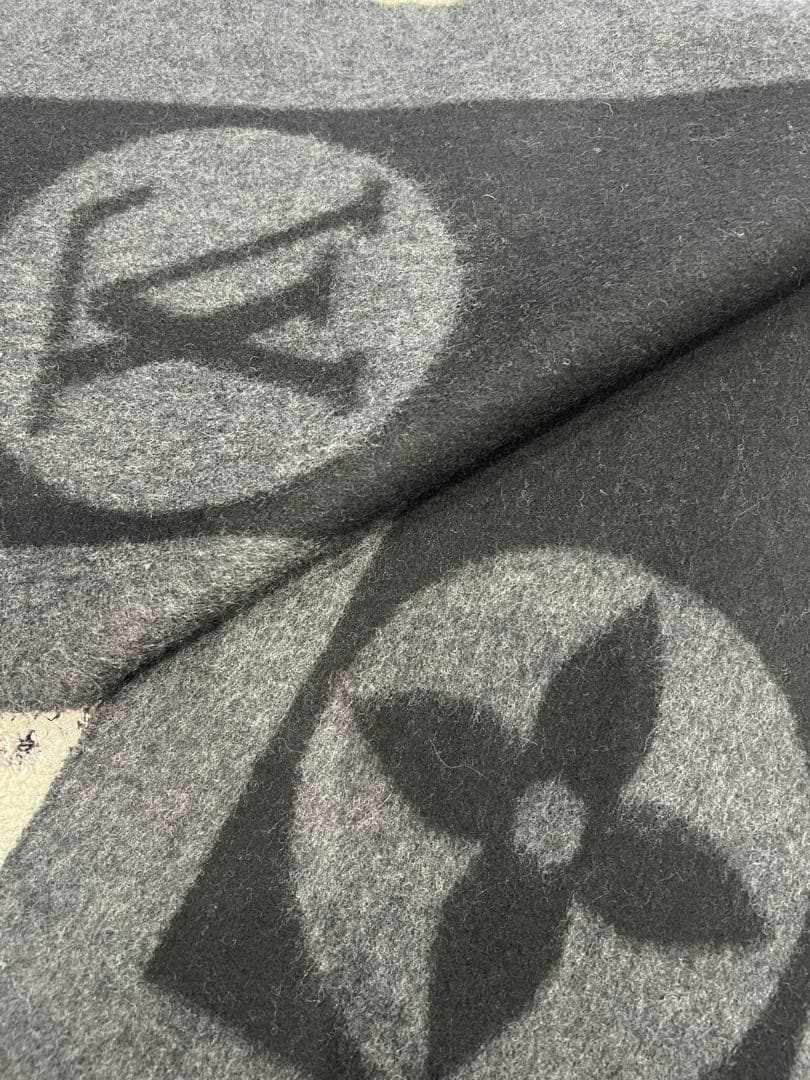 Louis Vuitton ロゴマフラー ブラック グレー