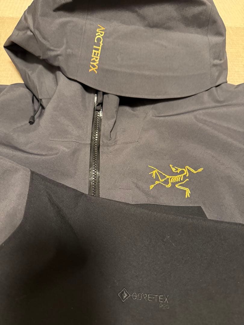 アークテリクス　ラッシュGraphite / Blk / Yukon 今期物　Ｍ