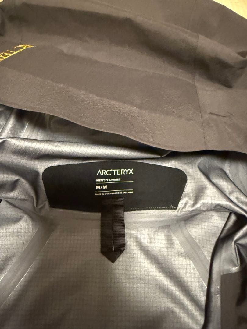 アークテリクス　ラッシュGraphite / Blk / Yukon 今期物　Ｍ