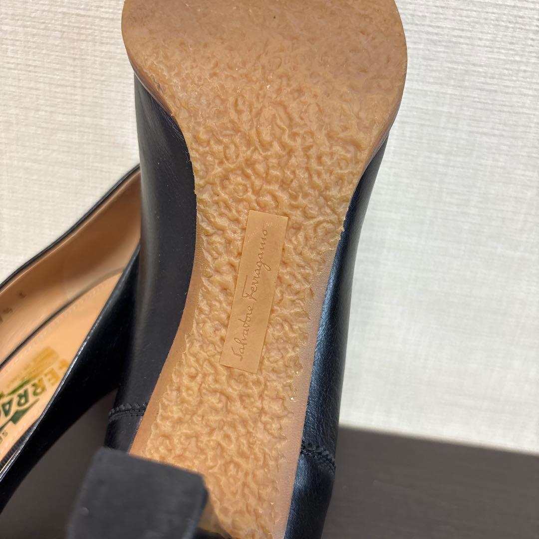 【Ferragamo】黒 リボン付きヒール