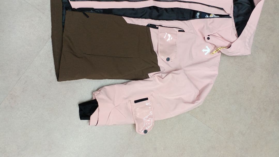 デサント　スキーウエア　Sサイズ　DESCENTE　２０２４