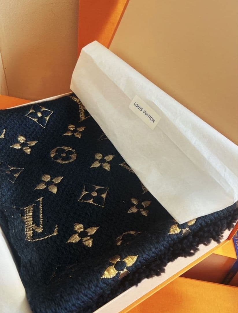 極美品 【エシャルプ・ロゴマニア シャインM70815】