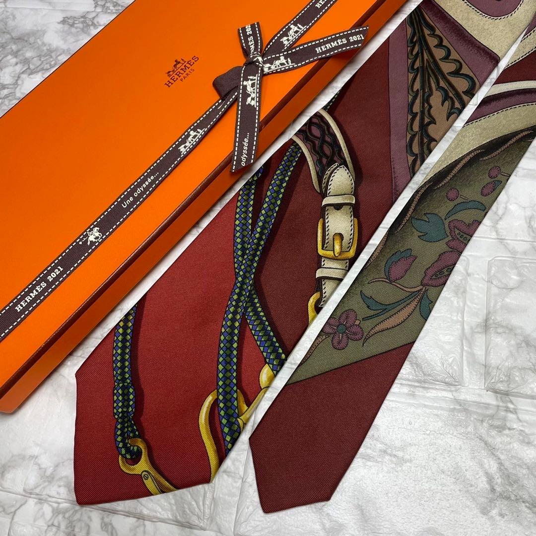 エルメス　HERMES ネクタイ　スカーフ柄　カレ　スーツ　ジャケット　カフス