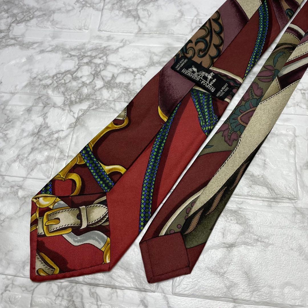 エルメス　HERMES ネクタイ　スカーフ柄　カレ　スーツ　ジャケット　カフス