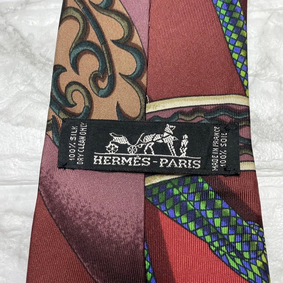 エルメス　HERMES ネクタイ　スカーフ柄　カレ　スーツ　ジャケット　カフス