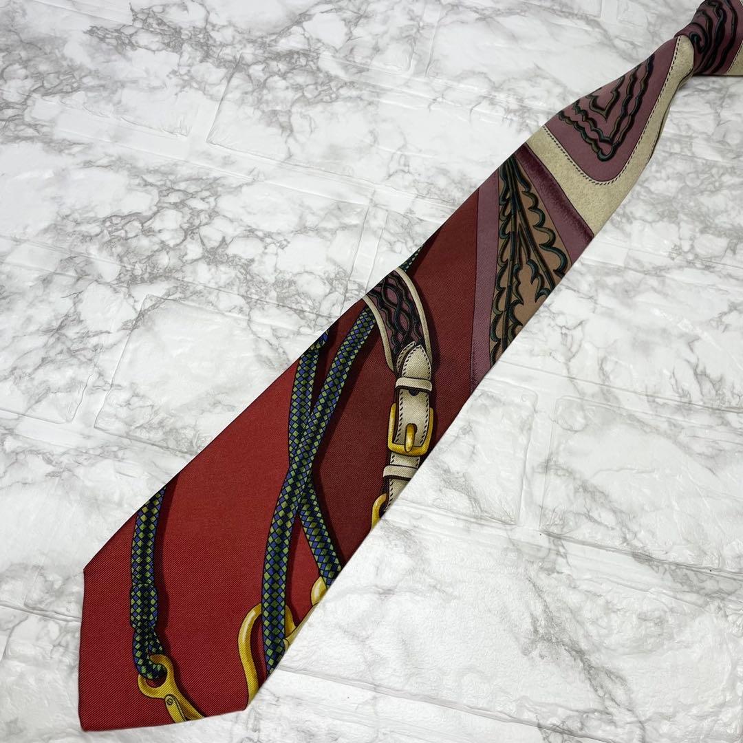 エルメス　HERMES ネクタイ　スカーフ柄　カレ　スーツ　ジャケット　カフス