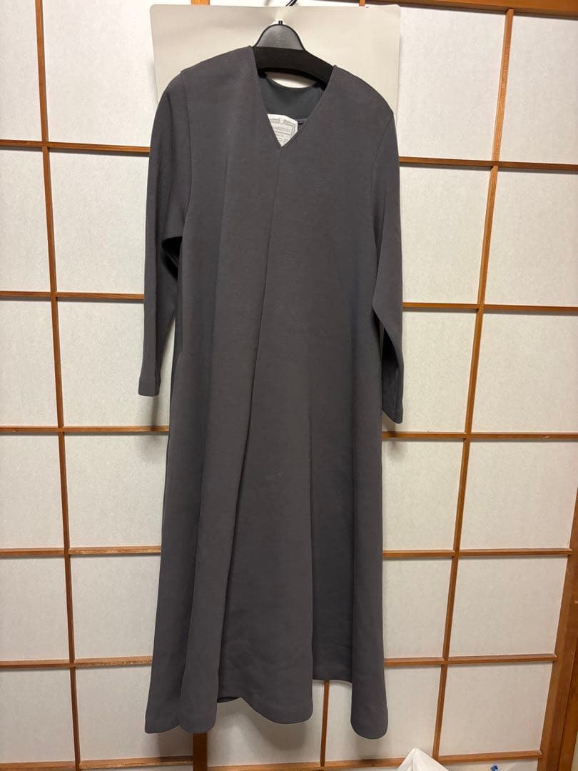 BEARDSLEY Ｖネックフレアワンピース　グレー