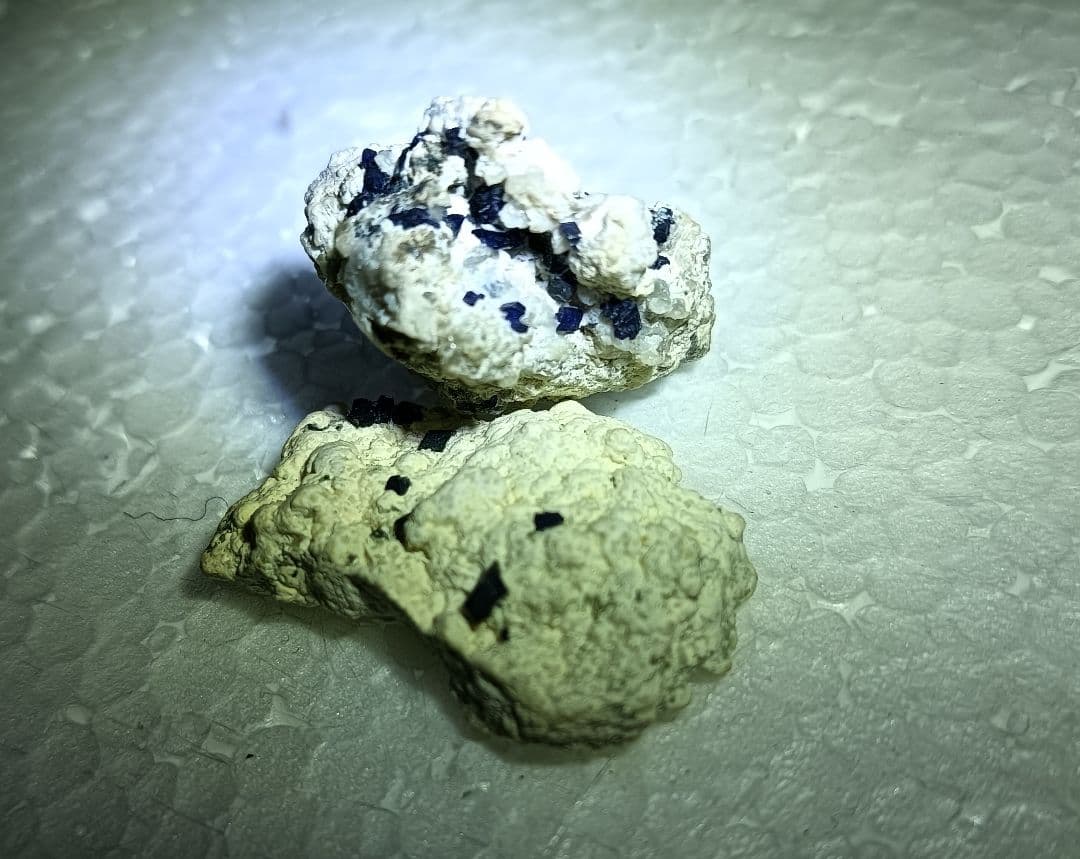 国産鉱物　逸見石　２個