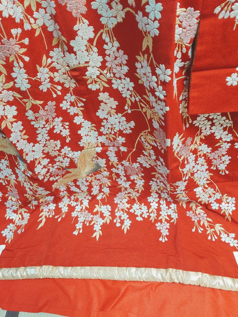 赤い鶴と桜刺繍の着物