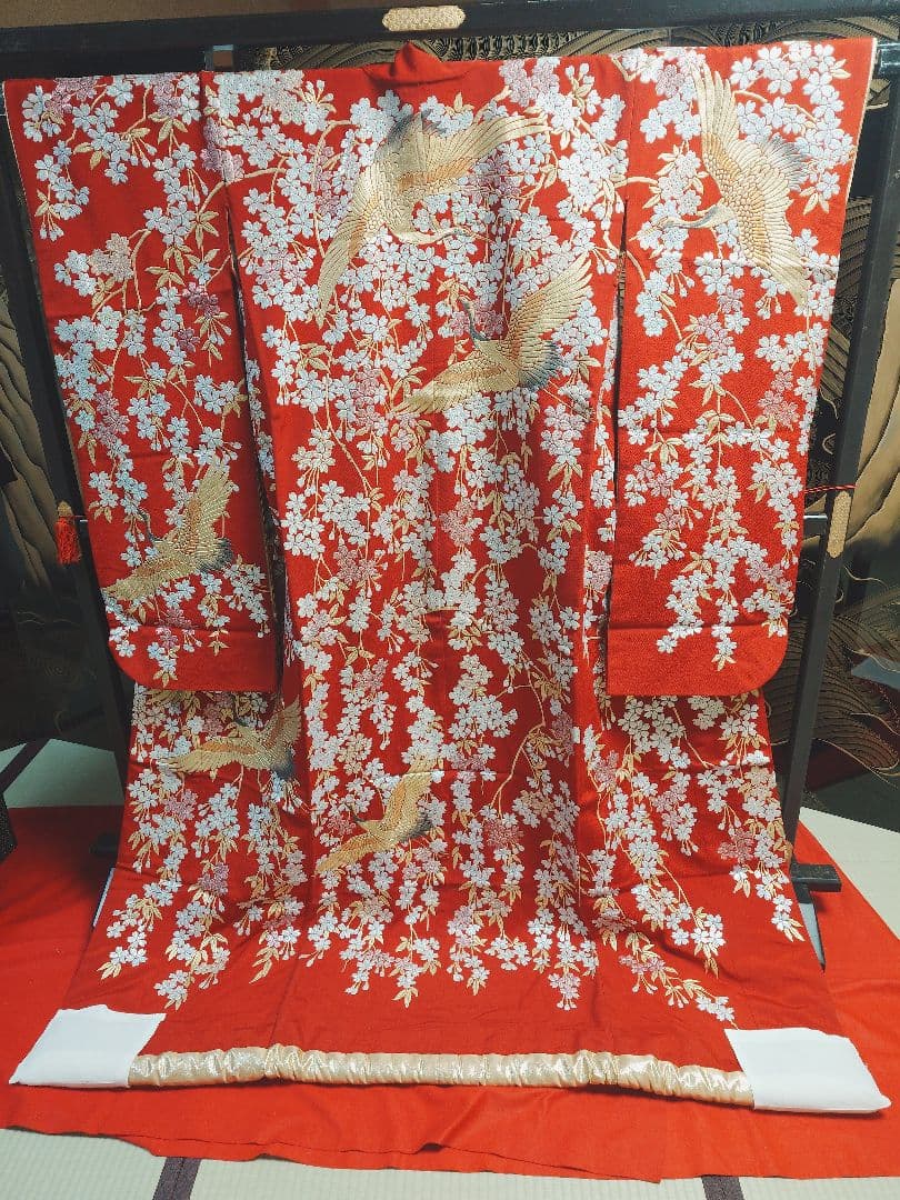 赤い鶴と桜刺繍の着物