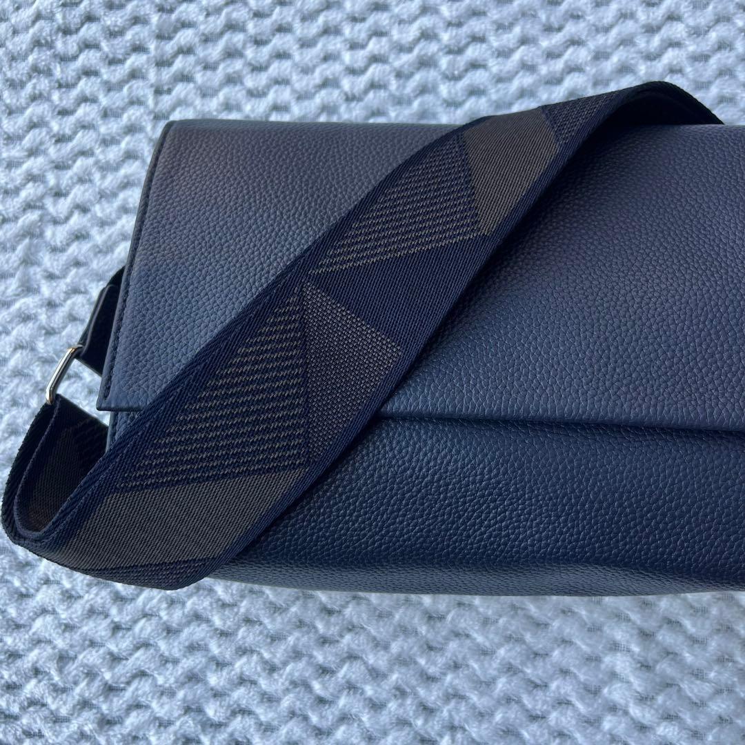 【美品】本革 470gワイドテープショルダーバッグ/ボディバッグ イアパピヨネ