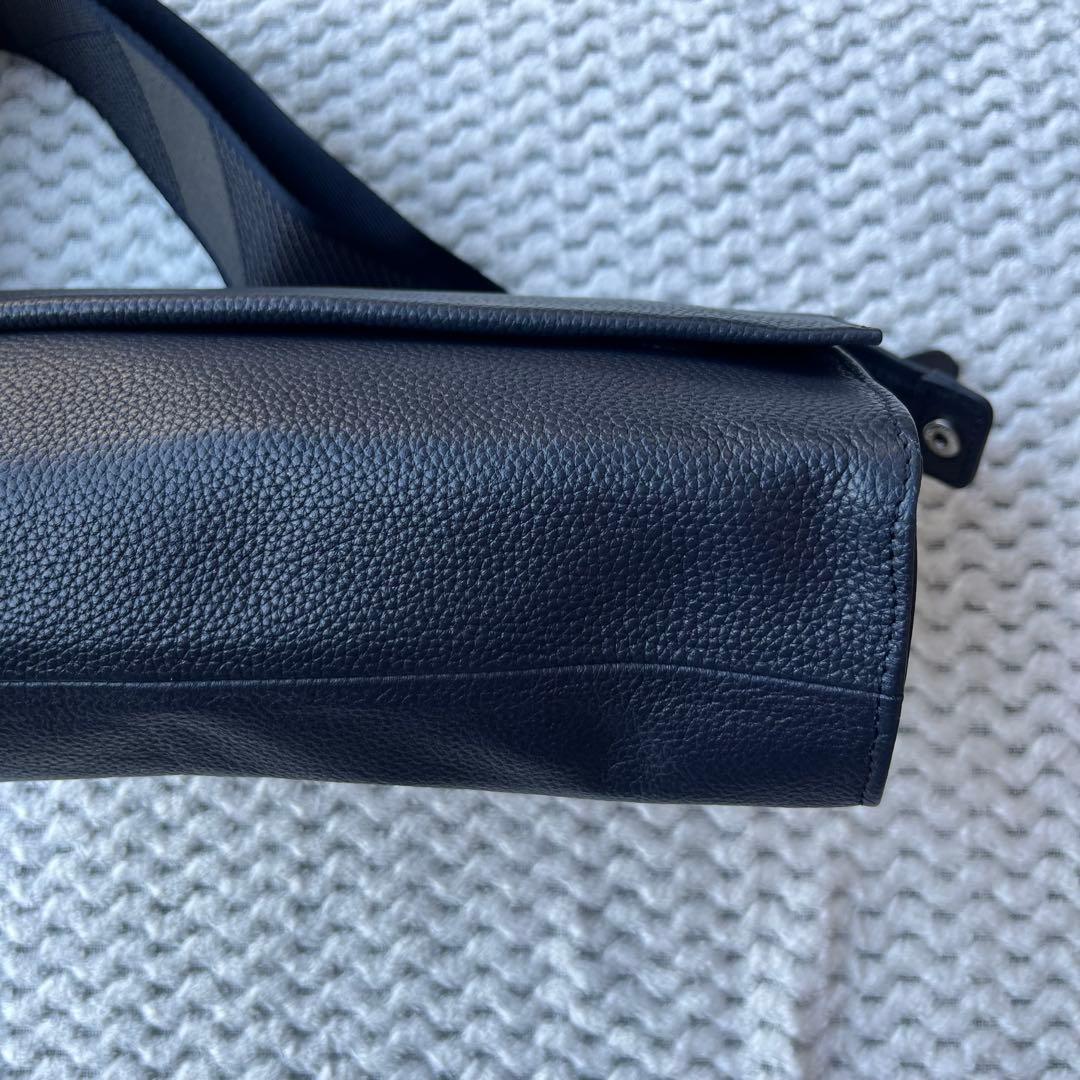 【美品】本革 470gワイドテープショルダーバッグ/ボディバッグ イアパピヨネ