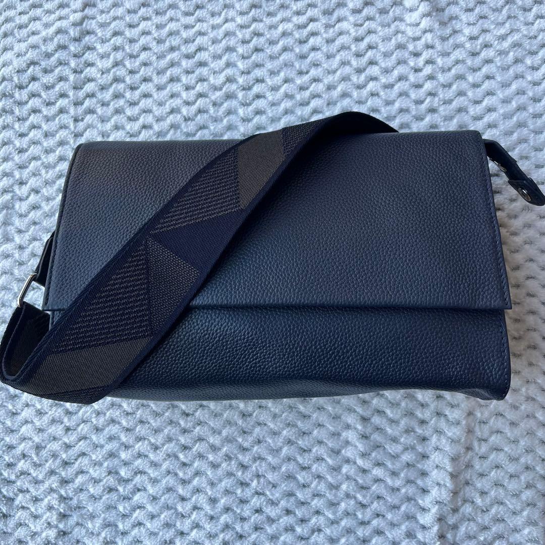 【美品】本革 470gワイドテープショルダーバッグ/ボディバッグ イアパピヨネ