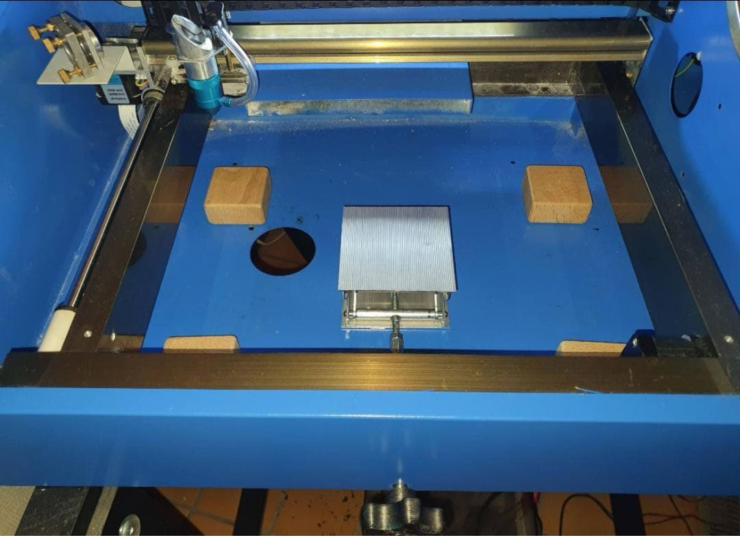 引き取り歓迎4０Wレーザー加工機レーザー、ハニカム台付、ウォータークーラー付き