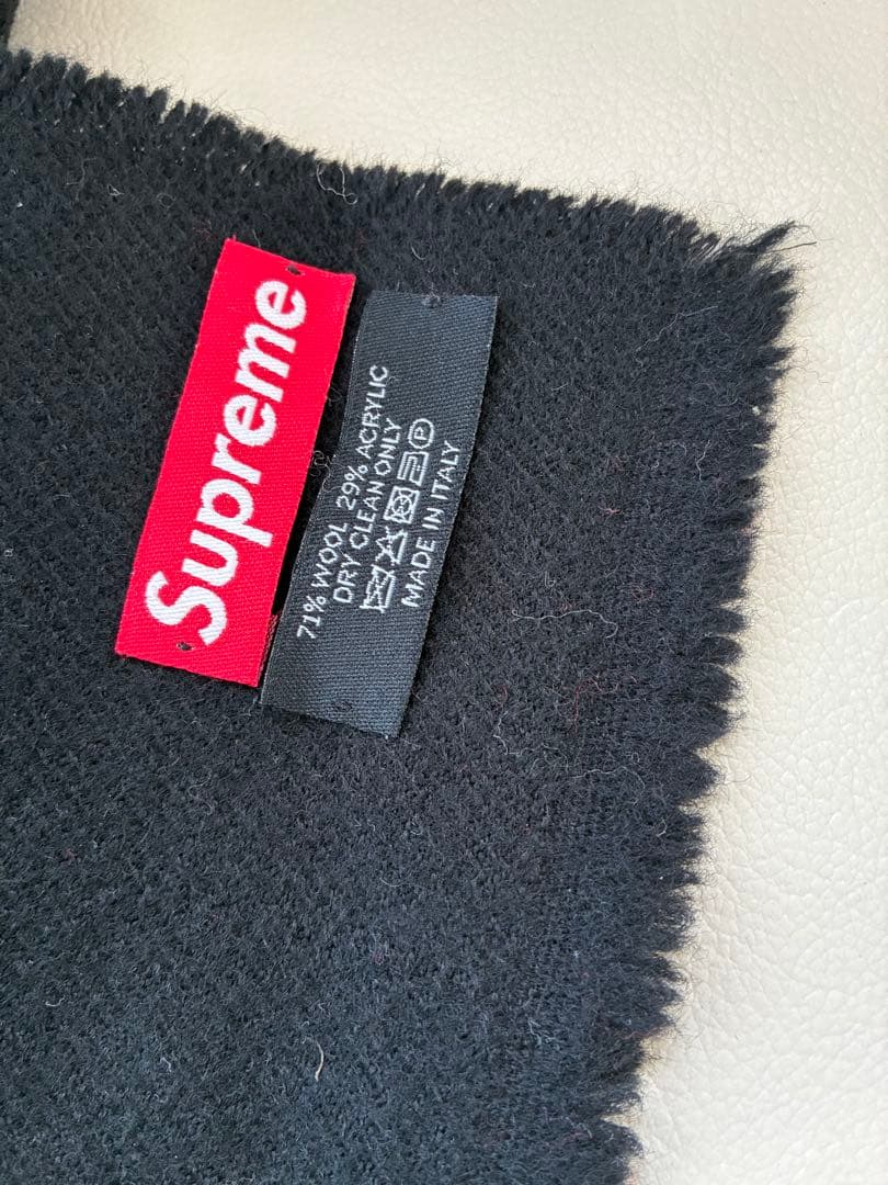 Supreme ロゴ入りマフラー イタリア製 ブラック/グレー