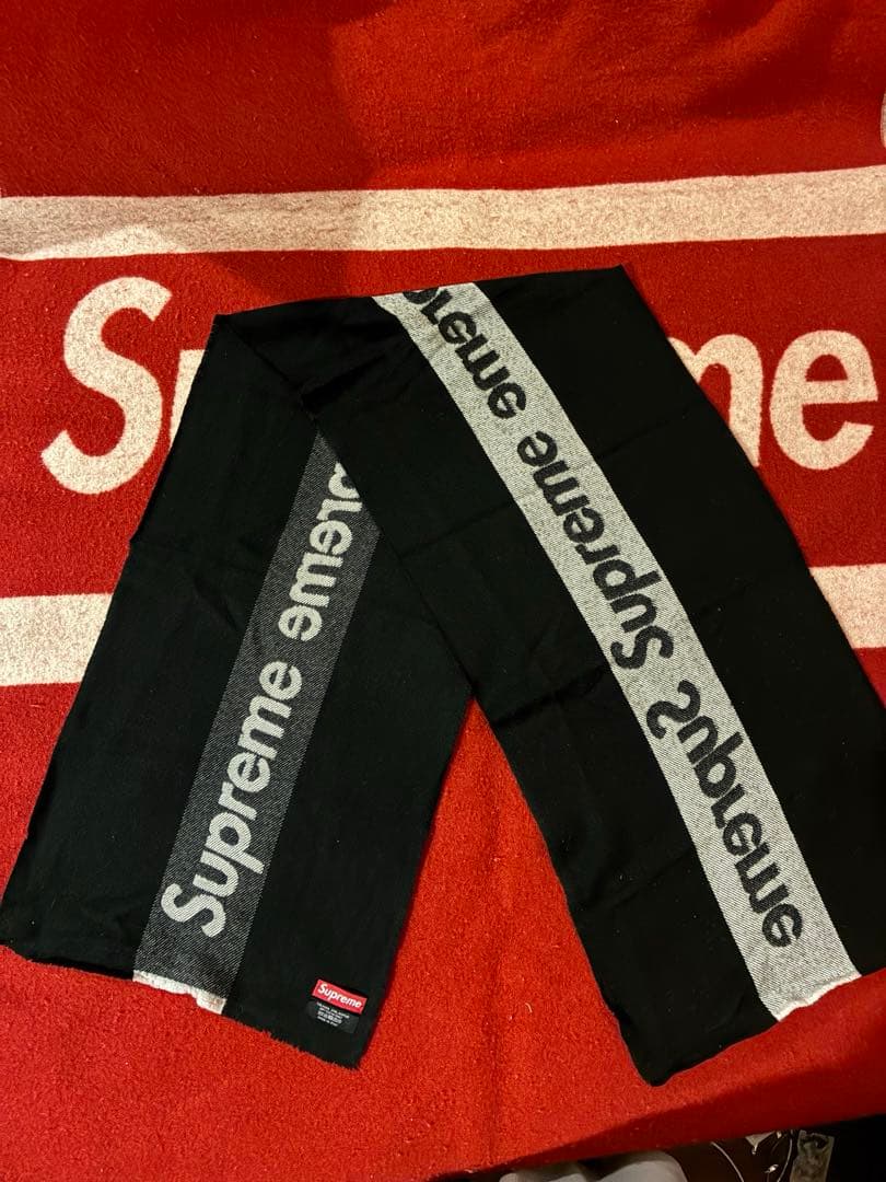 Supreme ロゴ入りマフラー イタリア製 ブラック/グレー