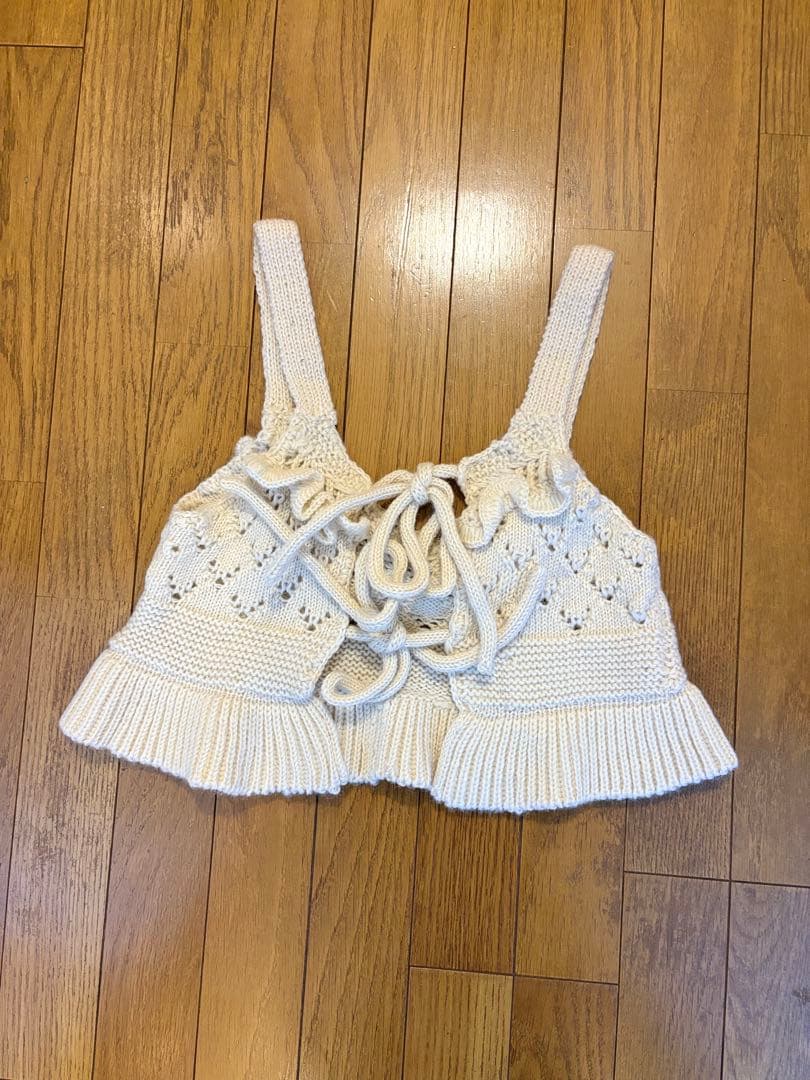 池田泉さんPUR アイボリー フリル付きビスチェ