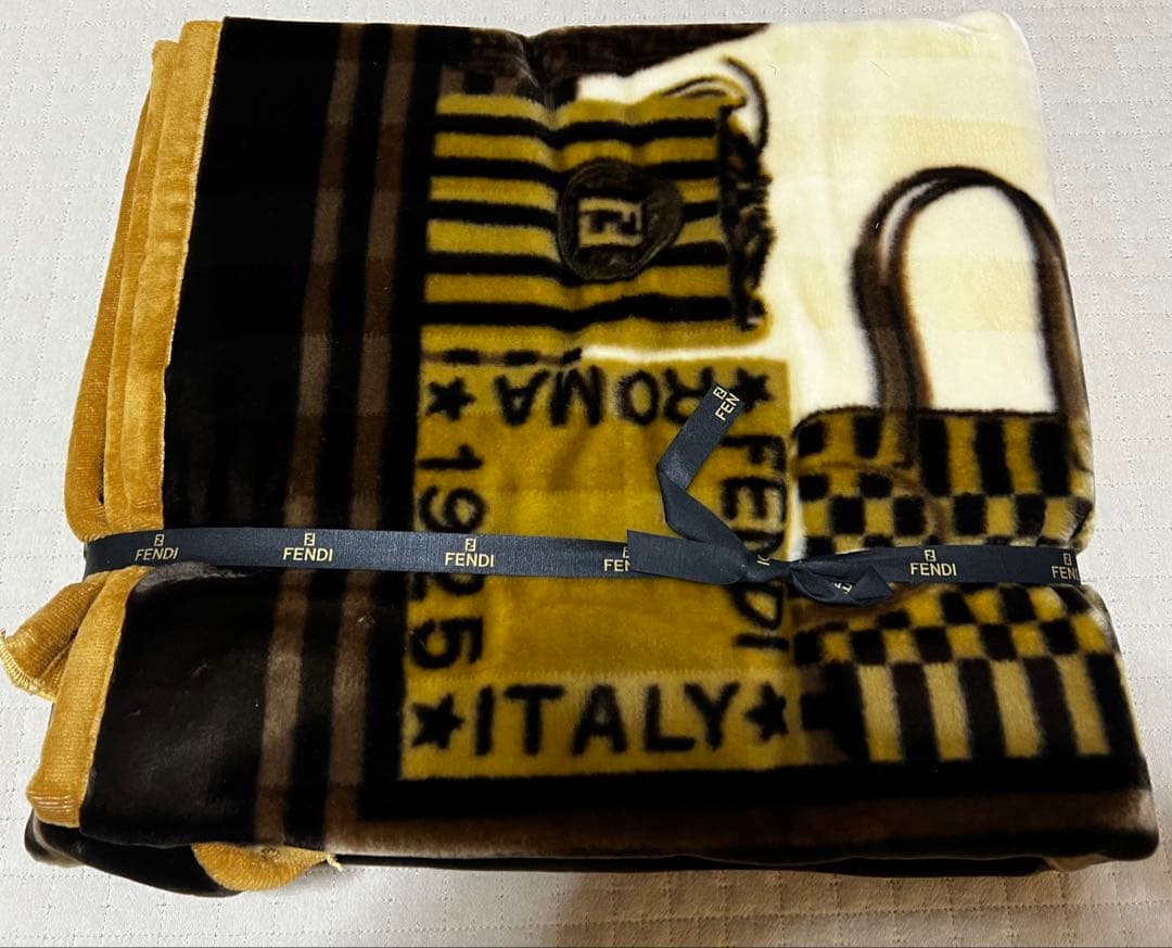 新品未使用 FENDI　フェンディニューマイヤーハーフ毛布　箱付100 ×140