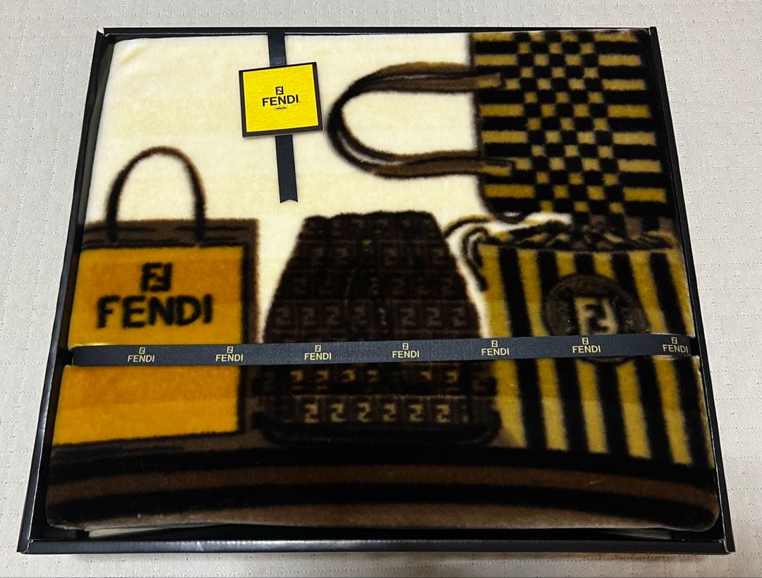 新品未使用 FENDI　フェンディニューマイヤーハーフ毛布　箱付100 ×140