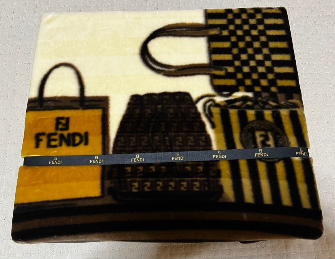 新品未使用 FENDI　フェンディニューマイヤーハーフ毛布　箱付100 ×140