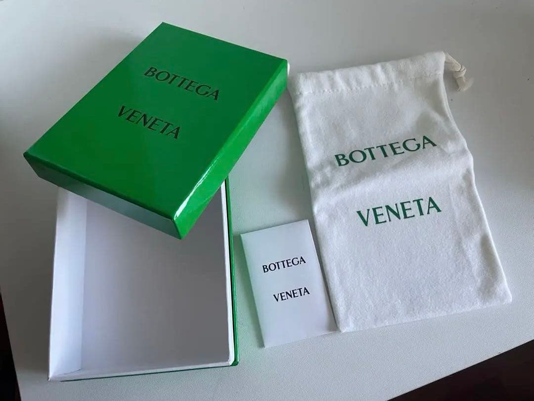 2024 BOTTEGA VENETA レディース　ミニ財布