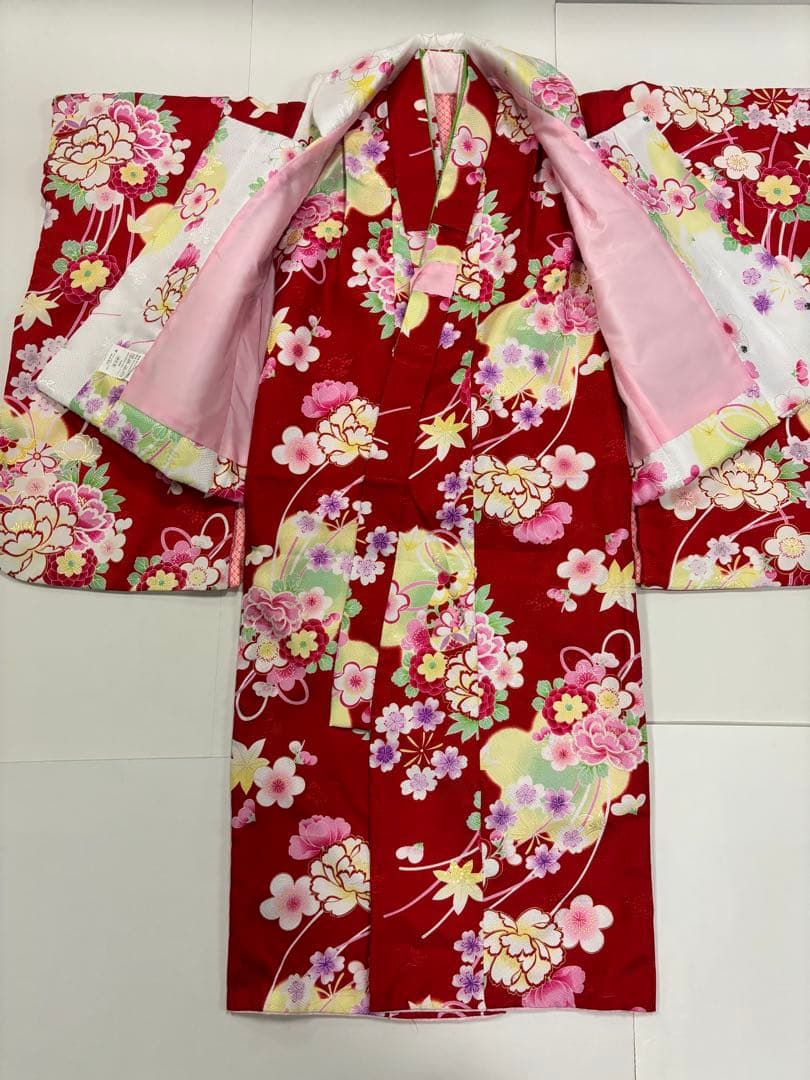 七五三　3歳女の子　着物・被布セット　赤と白　華やかブーケ　花束　牡丹　桜