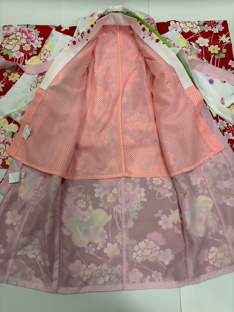 七五三　3歳女の子　着物・被布セット　赤と白　華やかブーケ　花束　牡丹　桜