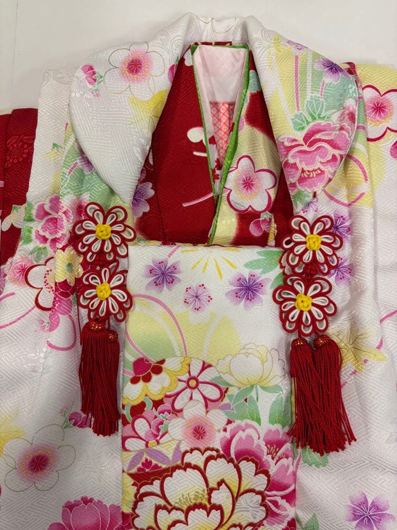 七五三　3歳女の子　着物・被布セット　赤と白　華やかブーケ　花束　牡丹　桜